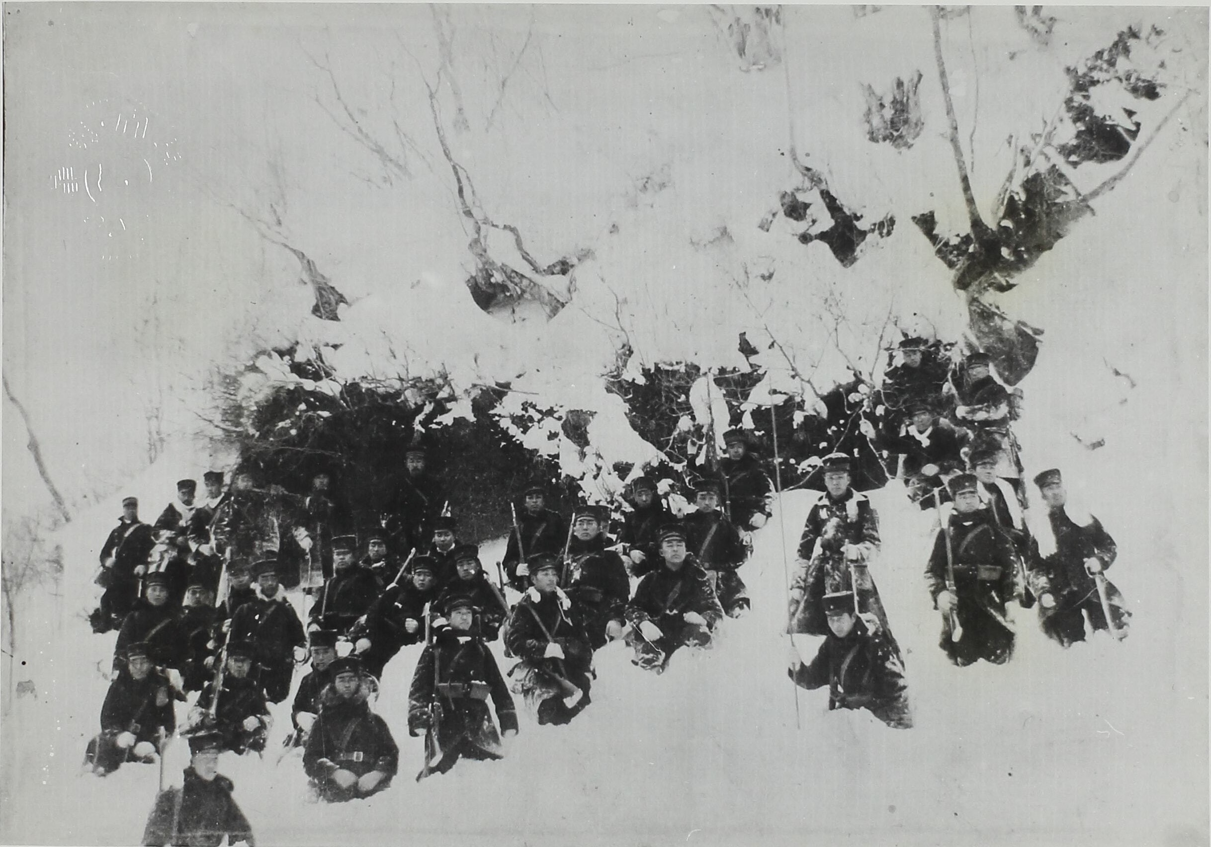 歩兵第三十一連隊雪中行軍隊写真 ; 第4号図（青森県立図書館デジタルアーカイブ）の画像。