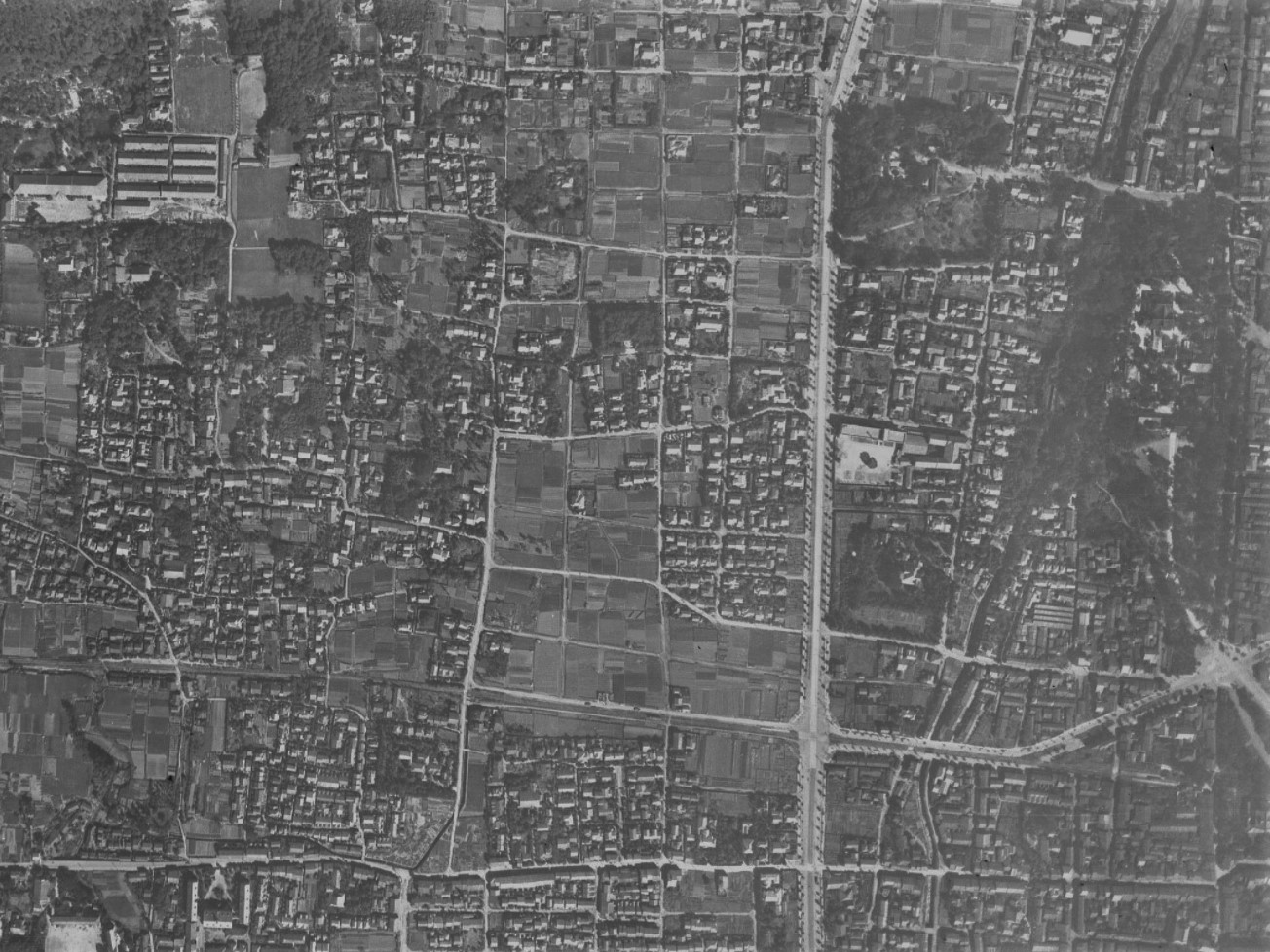 水野男爵家平野八丁柳町邸跡、昭和21年撮影空中写真（国土地理院Webサイトより、USA-R275-A-7-61〔部分〕）の画像。