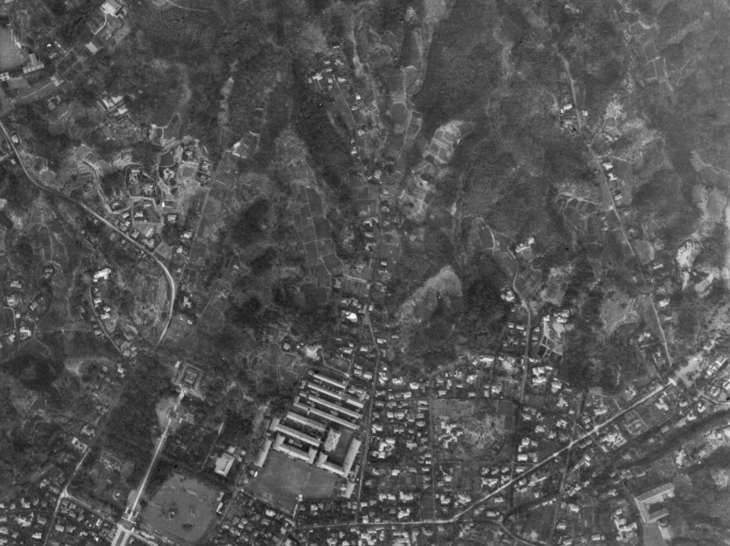 水野男爵家鎌倉西御門邸跡付近、昭和24年撮影空中写真（国土地理院Webサイトより、USA-R582-134〔部分〕）の画像。