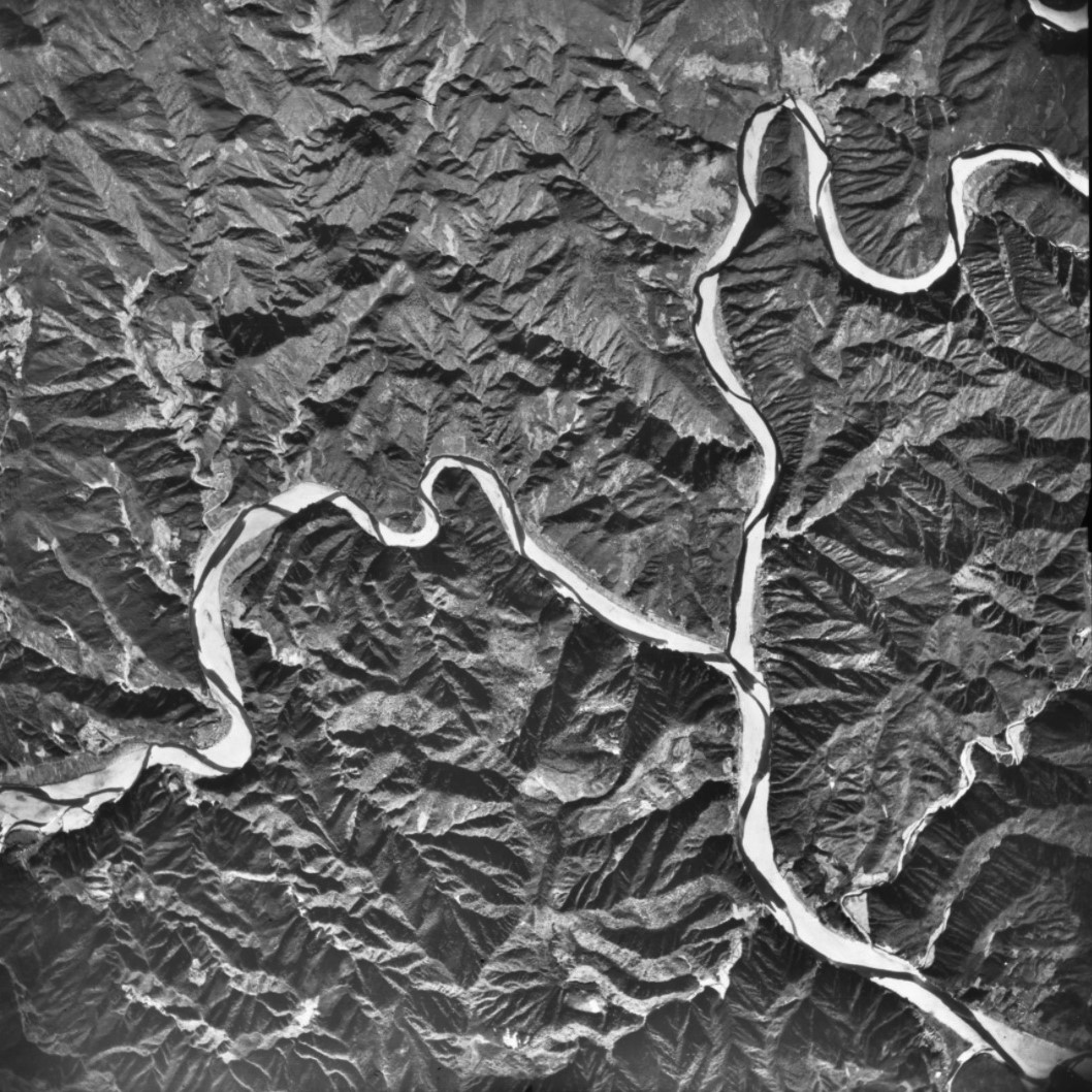 熊野川と北山川の合流点付近、昭和２２年撮影空中写真（国土地理院Webサイトより、USA-M659-A-119〔部分〕）の画像。