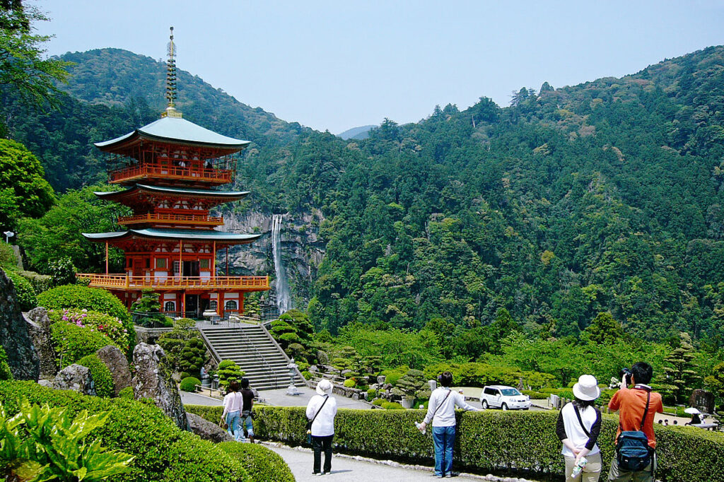 青岸渡寺と那智滝（那智勝浦町）（撮影者633highland、Wikipediaより20220225ダウンロード）の画像。