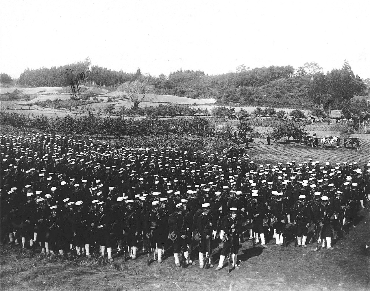 明治34年秋期陸軍特別大演習に参加する歩兵第5連隊（Wikipediaより20220223ダウンロード）の画像。