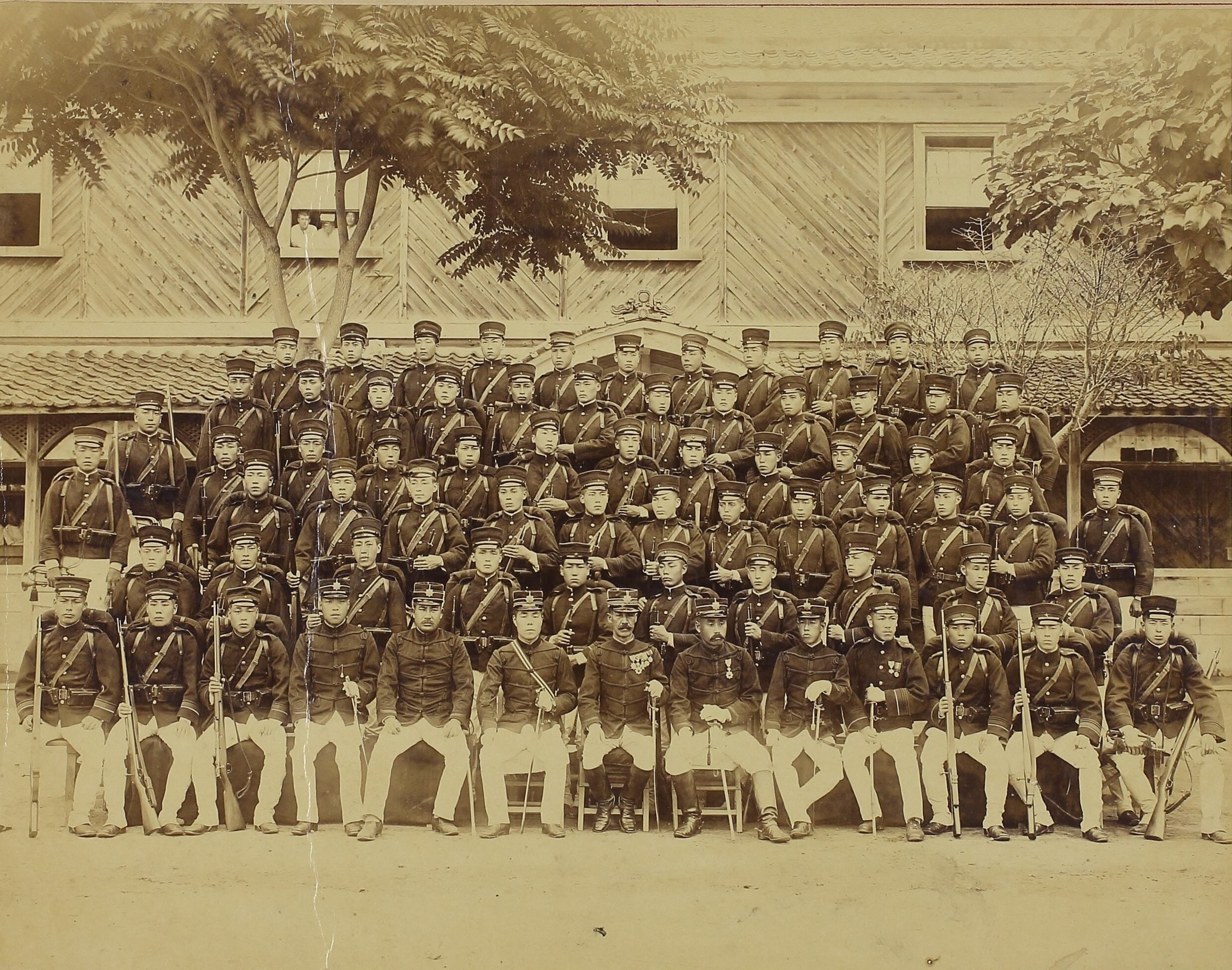 歩兵第五聯隊集合写真か ;（青森県立図書館デジタルアーカイブ）の画像。 