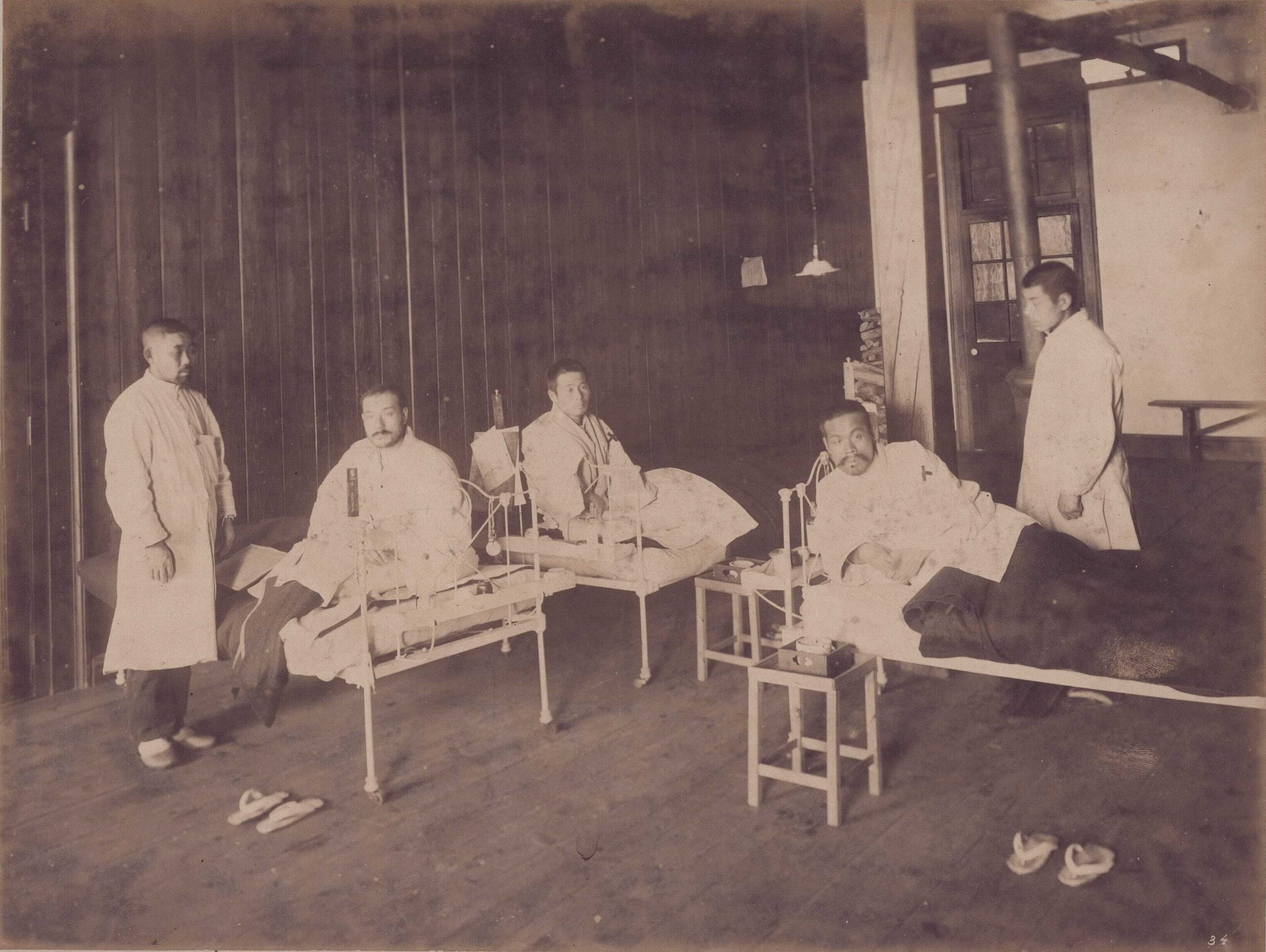 生存者、右から伊藤中尉、倉石大尉、長谷川特務曹長（陸地測量部、1902　青森県立図書館デジタルアーカイブ）の画像。 