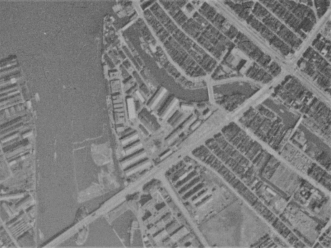 陸軍糧秣本廠付近、昭和19年撮影空中写真（国土地理院Webサイトより、8910ーC4-94〔部分〕）の画像。