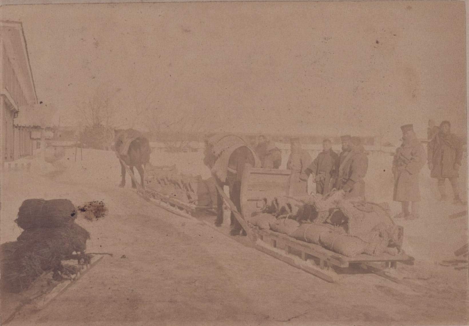 青森歩兵第五聯隊 本部前を出発する馬橇（（陸地測量部、1902）青森県立図書館デジタルアーカイブ）の画像。 