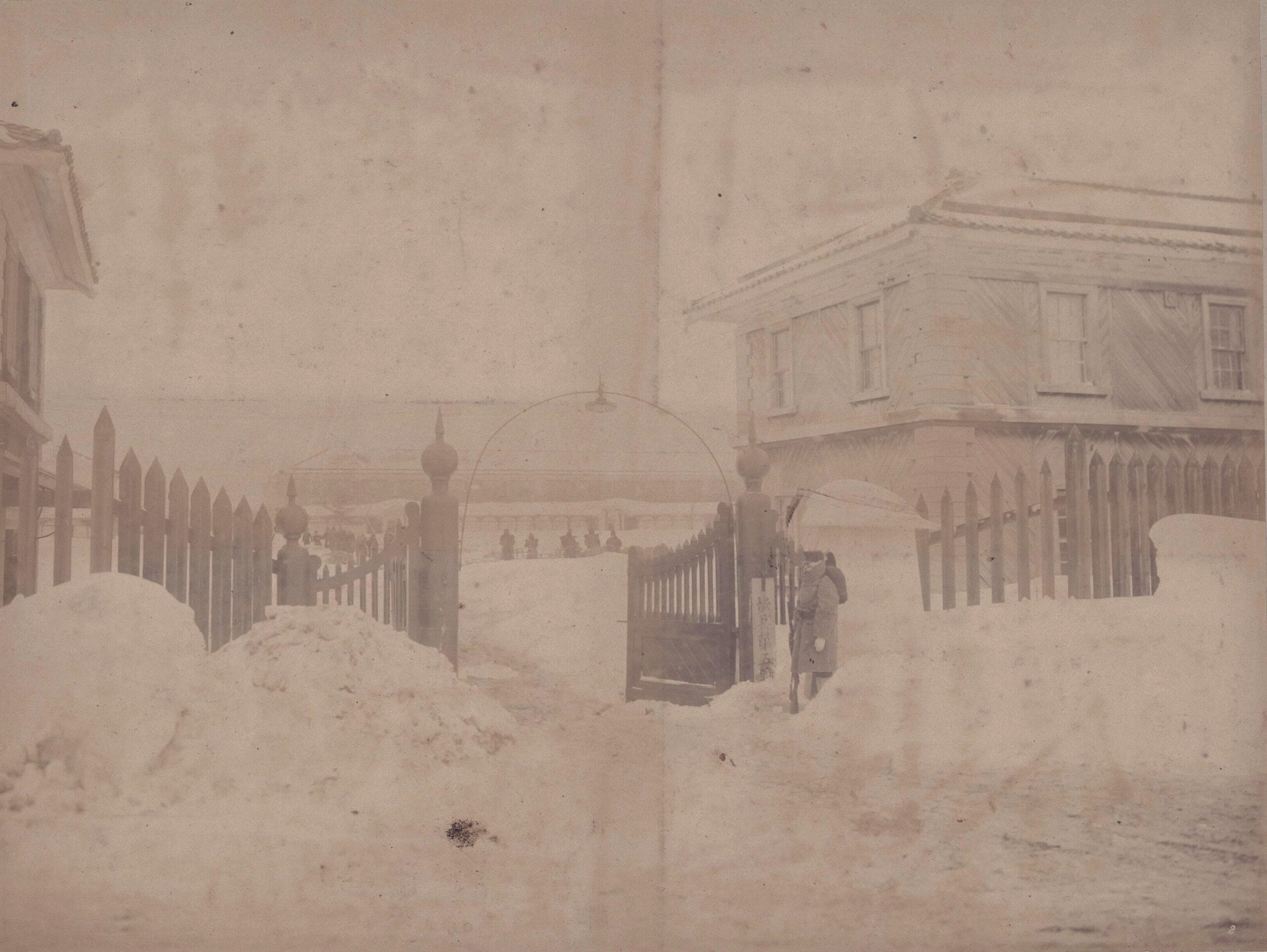 青森衛戍歩兵第五聯隊営門の光景（陸地測量部、1902　青森県立図書館デジタルアーカイブ）の画像。 