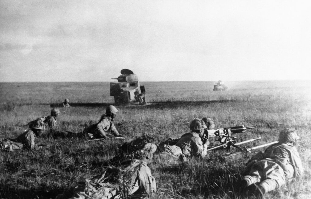 擱座したソ連戦車の前を匍匐前進する日本兵（Wikipediaより20220506ダウンロード）の画像。