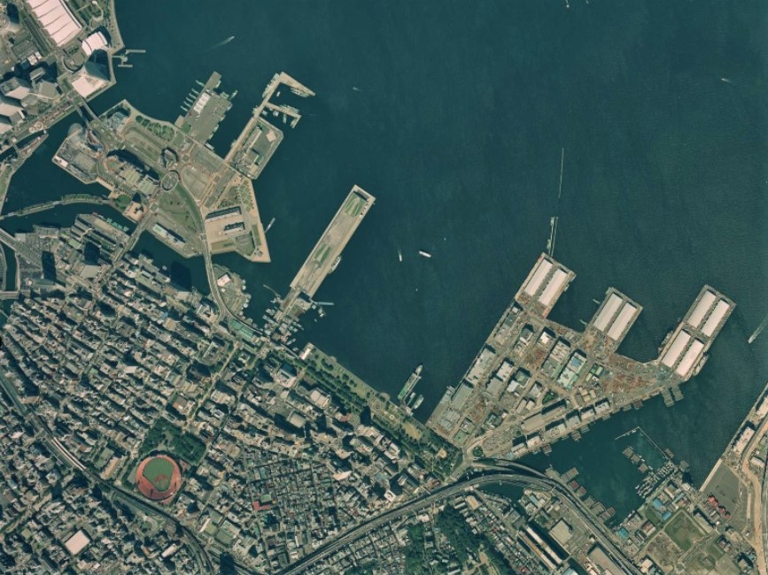 横浜港（平成16年撮影空中写真）（国土地理院Webサイトより、CKT20041X-C3-8〔部分〕） の画像。