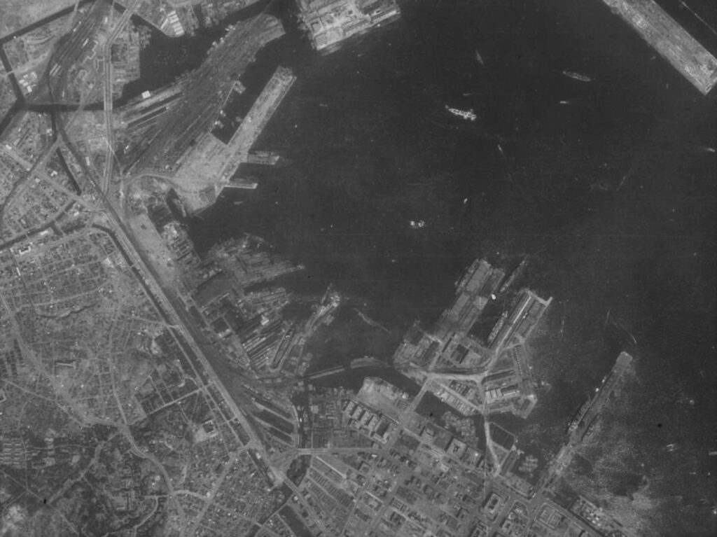 横浜港（昭和22年撮影空中写真）（国土地理院Webサイトより、USA-M223-52〔部分〕） の画像。