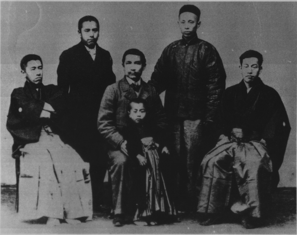 熊楠（後列左）と孫文（中央）。孫文の両脇に熊楠の弟たち、孫文の前に熊楠の甥。後列右は横浜華僑の温炳臣（Wikipediaより20220511ダウンロード）の画像。