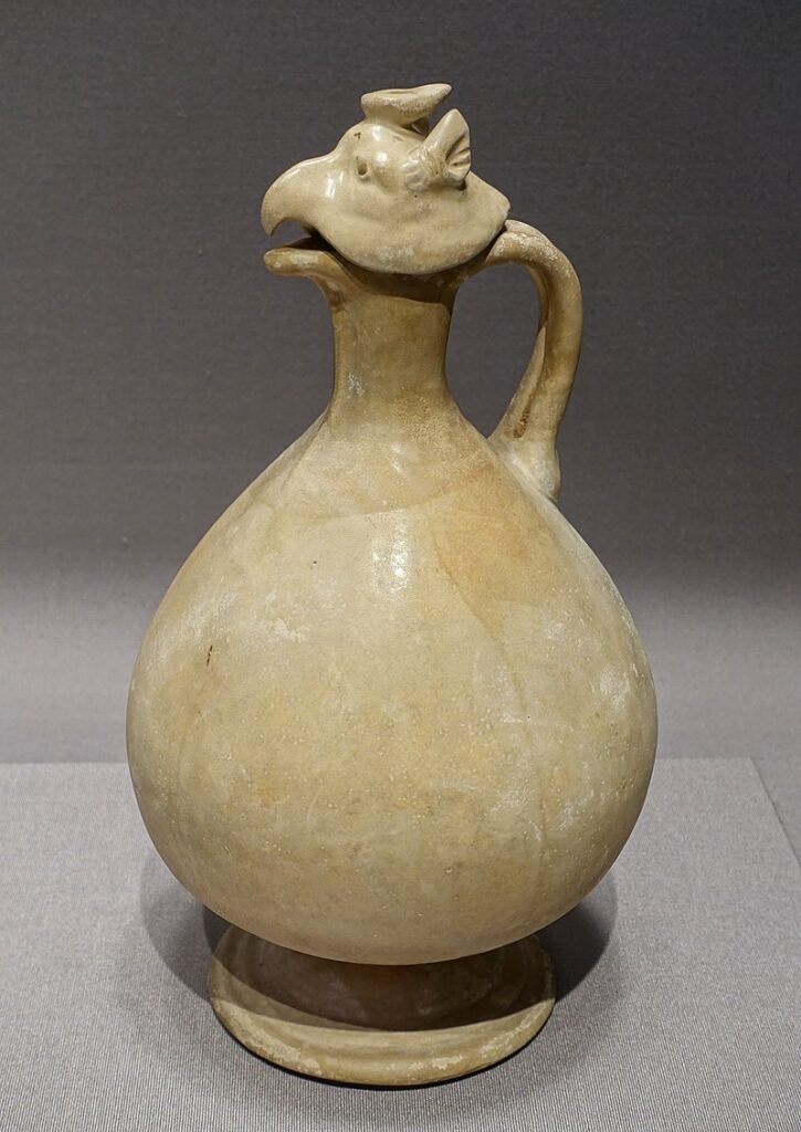 白磁鳳首瓶 唐 7世紀（重要文化財）（Wikipediaより20220619ダウンロード）の画像。