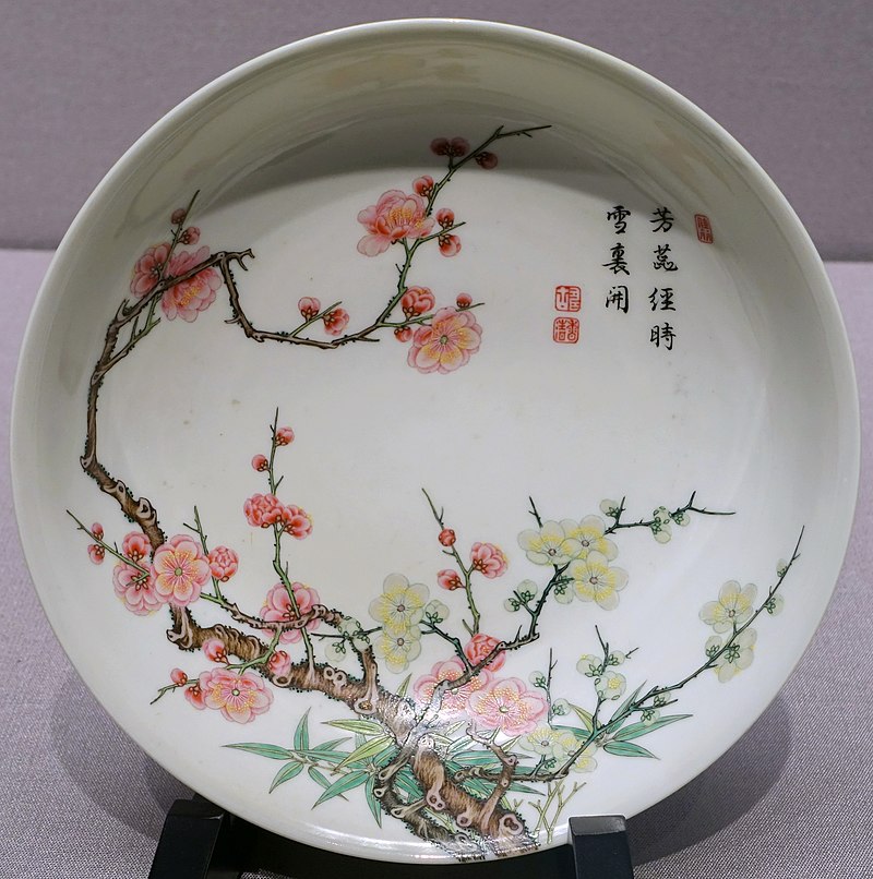 粉彩（琺瑯彩）梅樹文皿 清・雍正年間（1730年頃） 景徳鎮窯（重要文化財）（Wikipediaより20220619ダウンロード）の画像。